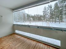 Parvekkeelta avautuu avarat näkymät isolle takapihalle etelään. Kaihtimet suojaavat liialta valolta.