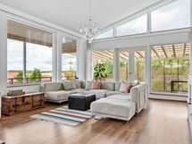 Upea iso olohuone, josta aukeaa näkymät kauas yli peltojen