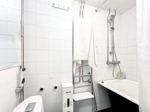 Suihkun yhteydessä istuttava kylpyamme.