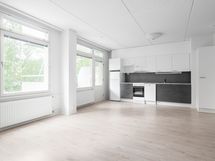 Isot ikkunat tuovat luonnonvaloa huoneistoon