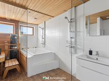 Kylpyhuoneessa sauna ja amme