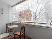 Lasitettu parveke on lounaan/lännen suuntaan, ilta-aurinkoon.