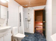 Tyylikäs ja tilava kylpyhuone sekä oma sauna.