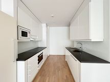 Keittiössä on integroidut kodinkoneet, mm astianpesukone ja keraaminen liesi.