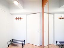 Eteisessä tilava liukuovi kaapisto