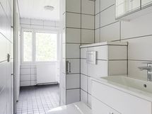 Myös wc: n puolella on uusittu kalusteet.