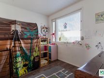 Isomman asunnon makuuhuone.