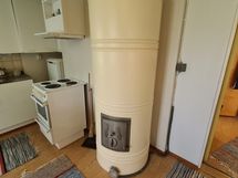 HUOM, pönttöuuni toimii sähkövastuksella, ei pysty lämmittämään puulla. Hormin kunnosta ei tietoa.