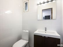 Alakerran kylpyhuoneen yhteydessä oleva WC
