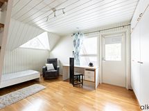 Yläkerran toinen makuuhuone soveltuu monen käyttöön. 