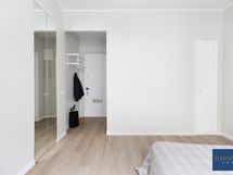 Eteisestä on käynti huoneeseen.