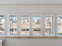 Keittiön kauniit ikkunat, joista kesällä täysin vihreät näkymät!