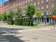 Raitiovaunupysäkit ovat suoraan talon edessä.