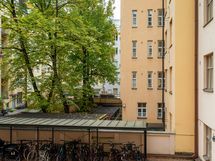 Näkymä keittiöstä sisäpihalle