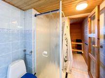 Kylpyhuone on tilava ja sen yhteydessä on ikkunallinen sauna.