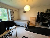 Alakerran yksi makuuhuoneista