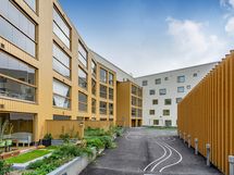 Valokuva Tuulikello 2:n sisäpihan kulkuväylästä