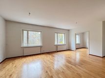 Valoisan kodin ikkunat ovat etelän ja lännen suuntaan.