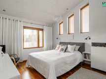 Yläkerran makuuhuone (MH1)