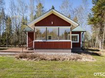 Päähuvilassa iso lasitettu terassi-huone.