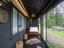 Lasikuisti sisäänkäynnin edessä/ Glasveranda invid ingången