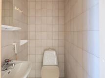 Yläkerran erillinen WC.