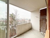 Olohuoneesta on käynti parvekkeelle.