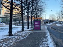 Lähin bussipysäkki on kadun toisella puolella.