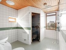 Kylpyhuoneessa oma sauna ja ikkunoista tulee sisään runsaasti luonnonvaloa.