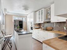 Keittiössä on paljon työ- ja laskutilaa.