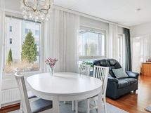Asunnossa tulviii valo, ikkunat ovat suuret ja näkymä on rauhalliselle pihalle.