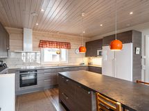 Keittiössä on hyvin laskutasoa