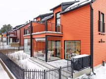 olohuoneesta on käynti lasitetulle terassille ja avoterassille, näkymät järvelle