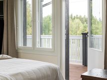 Makuuhuoneesta käynti isolle parvekkeelle