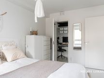 Päämakuuhuoneen yhteydessä vaatehuone, nyt työtilana.