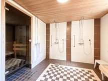 Taloyhtiössä on kaksi saunaosastoa.