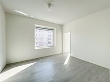 Makuuhuoneen ikkunat suuntaavat lounaaseen. Kummassakin makuuhuoneessa on vaatekaapit.