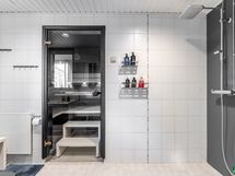 Tilavassa kylpyhuoneessa on kaksi sadesuihkua.