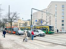 Bussit ja ratikat kulkevat lähistöltä tihein vuorovälein.