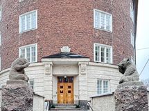 Tilava koti (4 tai 5 huonetta) legendaarisessa Karhutalossa, jossa linjasaneeraus takanapäin.