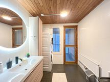Kylpyhuoneessa on tilaa pesutornille.