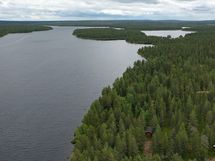 Tontti ja jalasmökki alareunassa