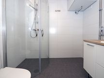 Laatoitettu kylpyhuone.