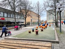 Keskustan palvelujen ääreen pääset tuossa tuokiossa.