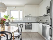 Ruokailutila asettuu luontevasti keittiön yhteyteen.