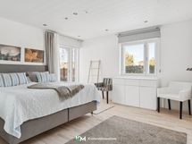 Makuuhuone 1 alakerrassa, käynti terassille