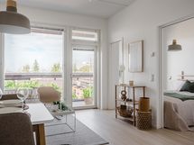 Lähes 3 metrin huonekorkeus ja suuret ikkunat tuovat tilan tuntua.