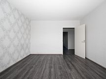 Myös olohuoneessa ovi.