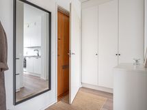 Eteisessä on uusitut kaapistot.