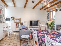 Olohuoneessa varaava takka